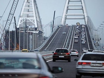 На Крымском мосту произошло эпичное ДТП: видео попало в сеть фото