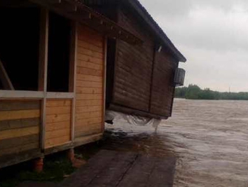 На Прикарпатье река смыла с берега ресторан: опубликовано видео фото