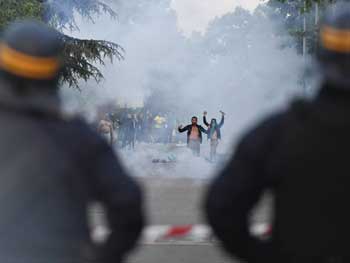 Во Франции вспыхнули массовые беспорядки из-за убийства полицейскими молодого мужчины (Фото, видео) фото