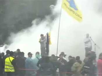 В Киеве под Радой и Кабмином митингуют тысячи человек. В ход пошли дымовые шашки фото