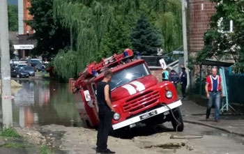 В Тернополе пожарное авто провалилось под асфальт фото