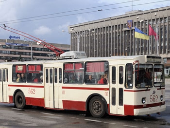 В Запорожье подросток экстремально прокатился на троллейбусе  фото