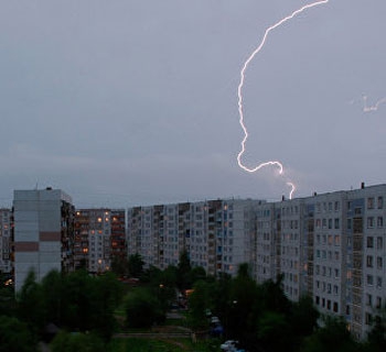 Жильцы страдают из-за отключений лифтов во время грозы фото