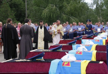 Память жива: четыре года назад в Мелитополе хоронили экипаж Александра Белого  фото