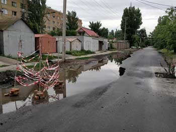 Новый асфальт утонул в лужах после первого же дождя  фото