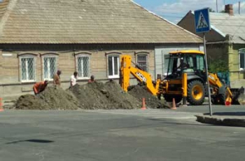 Коммунальщики снова ремонтируют водопровод на Покровской фото