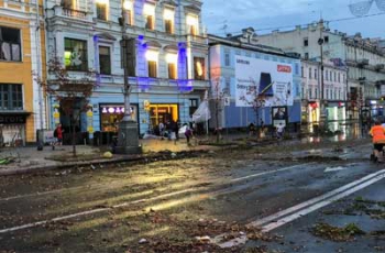 Крещатик затопило и засыпало горой мусора после ночной бури (ФОТО. ВИДЕО) фото