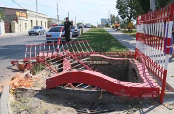 Злополучный забор на перекрестке снова раздавили  фото