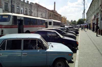 Не свои - не жалко: сельчанам приходится ждать автобусов на палящем солнце фото