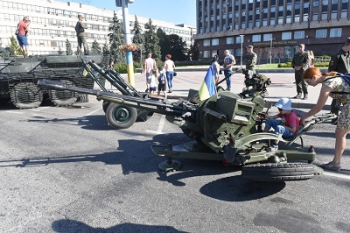 В центре Запорожья показали технику, которая прошла АТО  фото