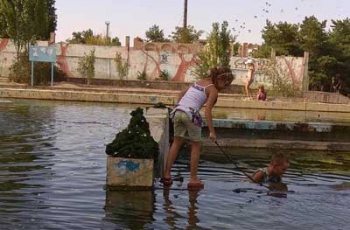 В Запорожской области дети своими силами чистят городской фонтан (Фото) фото