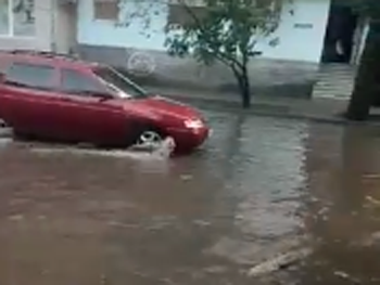 Отличные мелитопольские дороги не справляются с осенним дождем  фото