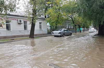 Осенний ливень затопил улицы Бердянска  (ФОТО, ВИДЕО) фото