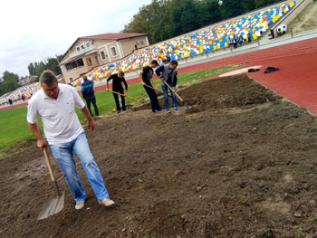 Студенты помогли с уборкой стадиона Спартак  фото