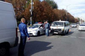 В центре Запорожья машина скорой помощи попала в ДТП фото