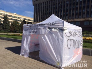 В центре Запорожья сожгли палатку протестующего фото