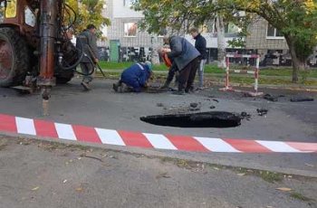 В центре Бердянска провалился асфальт - движение транспорта ограниченно фото