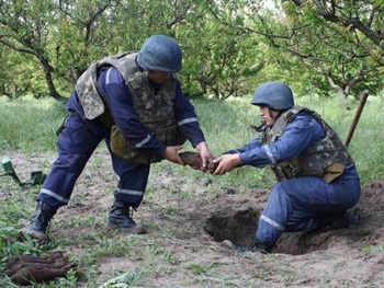 100-килограмовую бомбу пиротехники обезвредили в Мирном  фото