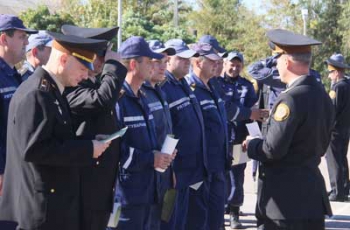 36 служащих аварийно-спасательного отряда получили президентский знак отличия фото