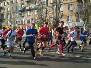 Более сотни спортсменов принимают участие в Экиден-2018 фото