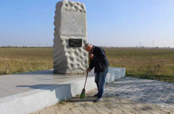 Мелитопольские волонтеры убирали Ров смерти фото