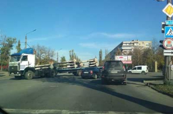 В Мелитополе грузовик перекрыл движение на объездной  фото