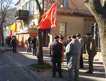 Под исполком принесли красные флаги  фото