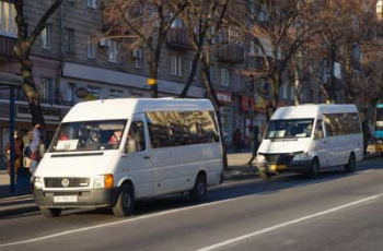 В Запорожье водитель маршрутки придавил дверьми голову пассажира фото