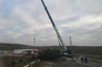 Под Запорожьем столкнулись две фуры и бензовоз  фото