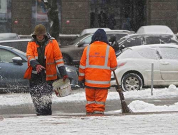 В Киеве коммунальщики подрались в грязи прямо на своем месте работы  фото