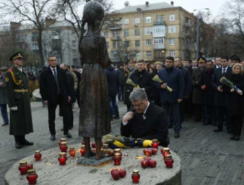 Порошенко призвал украинцев вспомнить жертв ужасного Голодомора фото