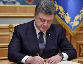 Порошенко подписал указ о военном положении фото