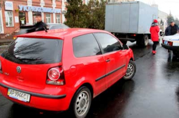 В Мелитополе автозак снес зеркало легковушке возле горотдела полиции  фото