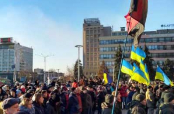 В центре Запорожья подняли флаг ВМС в поддержку военных моряков фото