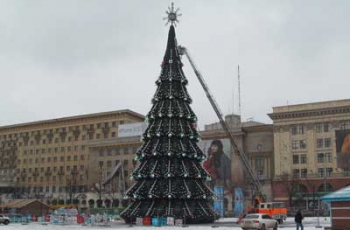 В Харькове закончили собирать главную елку города (Фото) фото