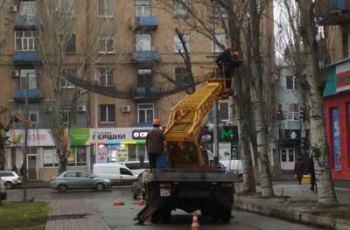 В центре Мелитополя вывешивают сказочное небо  фото