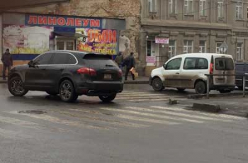 Верх хамства – в Мелитополе водитель припарковал Porsche посреди перекрестка  фото