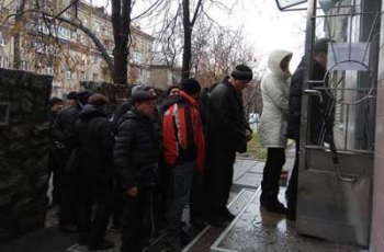 В Запорожье добровольцы оккупировали военкомат фото