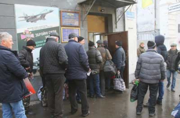 В мелитопольский военкомат очереди из желающих служить (ФОТО. ДОБАВЛЕНО ВИДЕО) фото