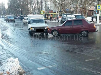 В Мелитополе - ДТП с двумя виноватыми фото