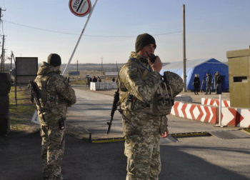 Боевики заставляют людей мерзнуть в пунктах пропусках на Донбассе фото