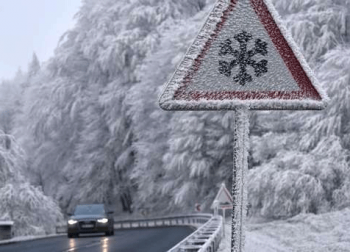 В Запорожской области из-за снегопада перекрыты пять автотрасс. Список фото