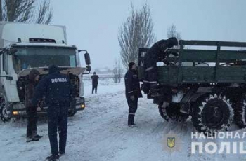 Приазовские спасатели вытянули семитонный грузовик из кювета фото