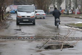 В Мелитополе водители экстремально объезжают разбитый асфальт  фото