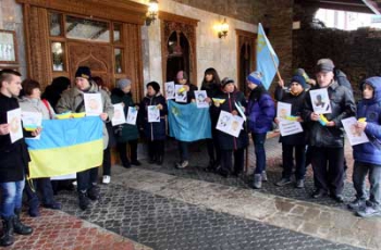 Плененных патриотов Украины поддержали в Мелитополе (ФОТО, ВИДЕО) фото