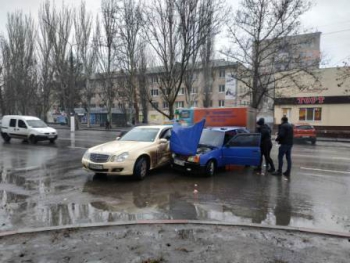 В Мелитополе после аварии прохожие помогали окровавленному мужчине  фото