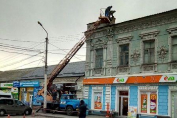 Почему в Мелитополе начали снимать парапет исторического здания фото