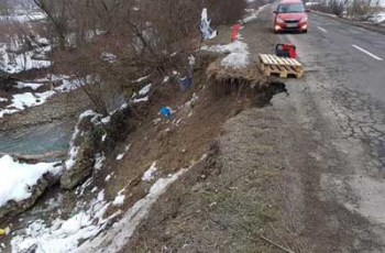 На Закарпатье оползень сошел на дорогу и разрушил трассу государственного значения фото