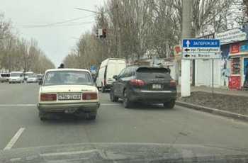 В Мелитополе водитель оставил иномарку прямо на дороге  фото