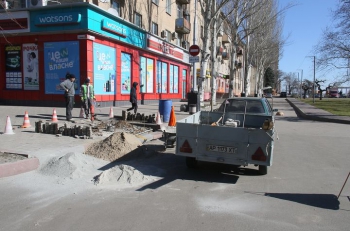 В Мелитополе тротуары делают комфортнее для людей с инвалидностью фото